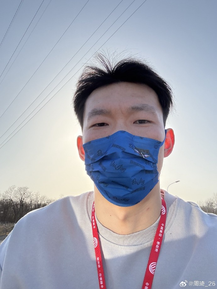 悠閑！周琦騎京牌電動(dòng)車(chē)出行：太陽(yáng)出來(lái)了 開(kāi)京牌兜兜風(fēng)！