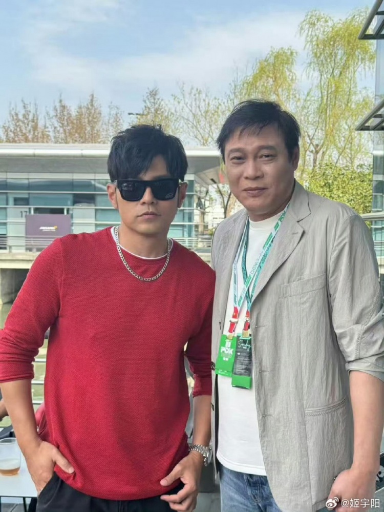 上海觀(guān)戰F1！記者曬范志毅與周杰倫合影照