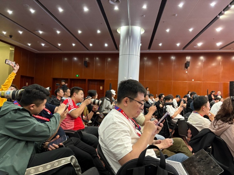 萬(wàn)眾矚目！記者擠滿(mǎn)國足賽前新聞發(fā)布廳，賽場(chǎng)記者預計超300人